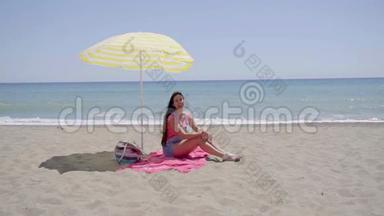 孤女坐在沙滩伞下